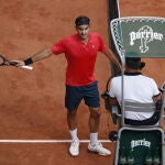 Roger Federer discute con el juez de silla Emmanuel Joseph