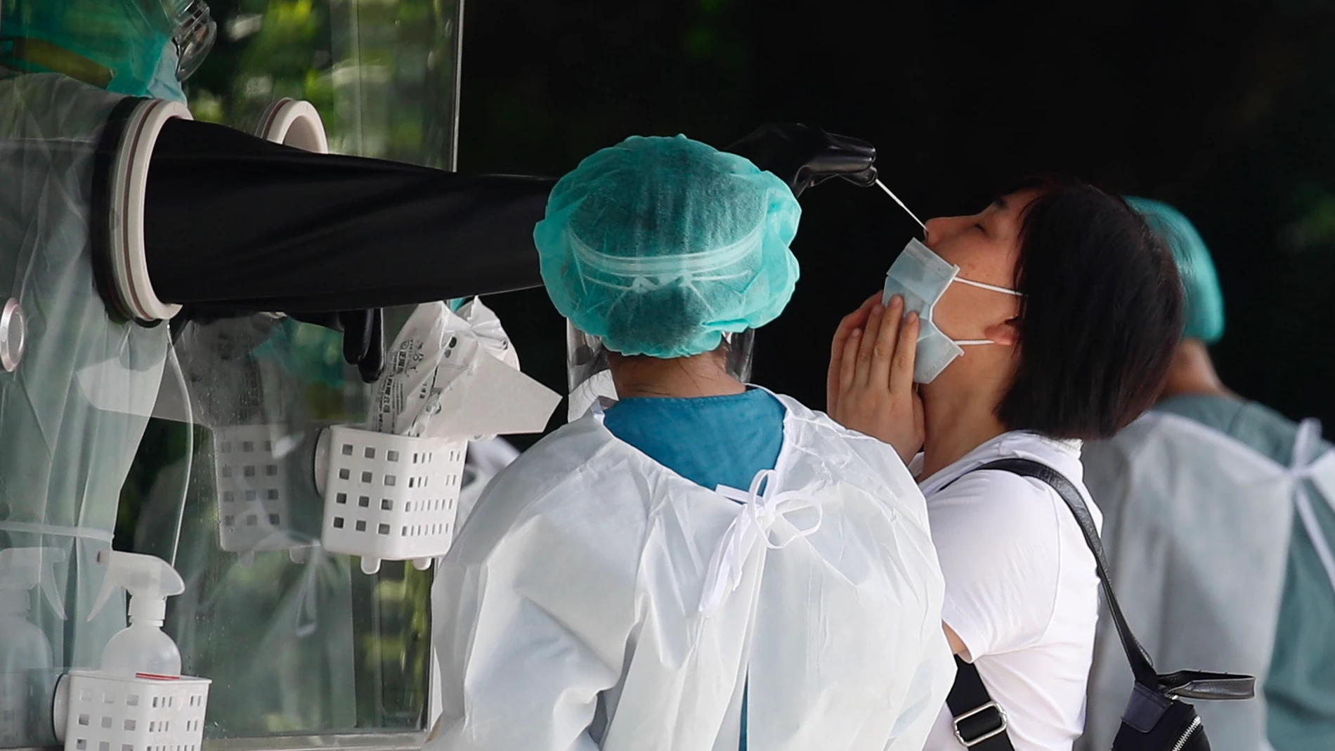 Una mujer es sometida a una prueba de diagnóstico PCR en Taipei (Taiwan, China)
