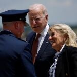 El presidente norteamericano, Joe Biden, y la primera dama, Jill Biden, en la base de Andrews en Maryland