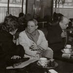 Pablo Picasso en el Café de Flore de París con su secretario Jaume Sabartés