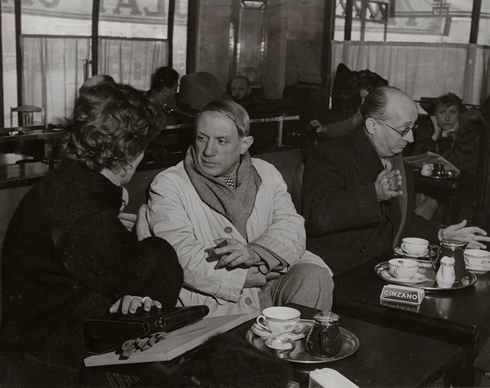 Pablo Picasso en el Café de Flore de París con su secretario Jaume Sabartés