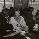 Pablo Picasso en el Café de Flore de París con su secretario Jaume Sabartés
