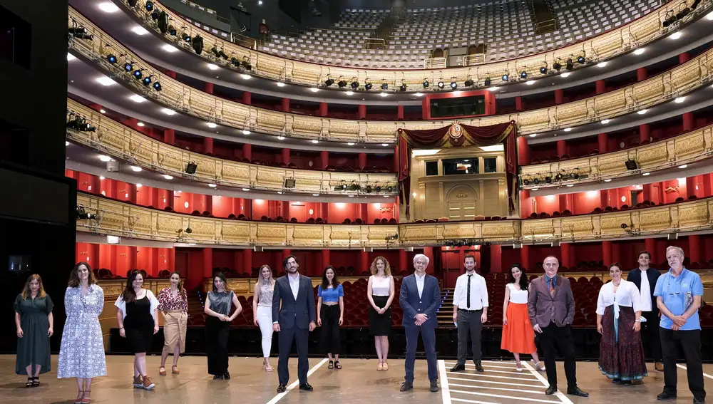 Las cantantes de &quot;Crescendo&quot; y los directores del Teatro Real y la Fundación Amigos del Teatro Real, durante la presentación del programa.