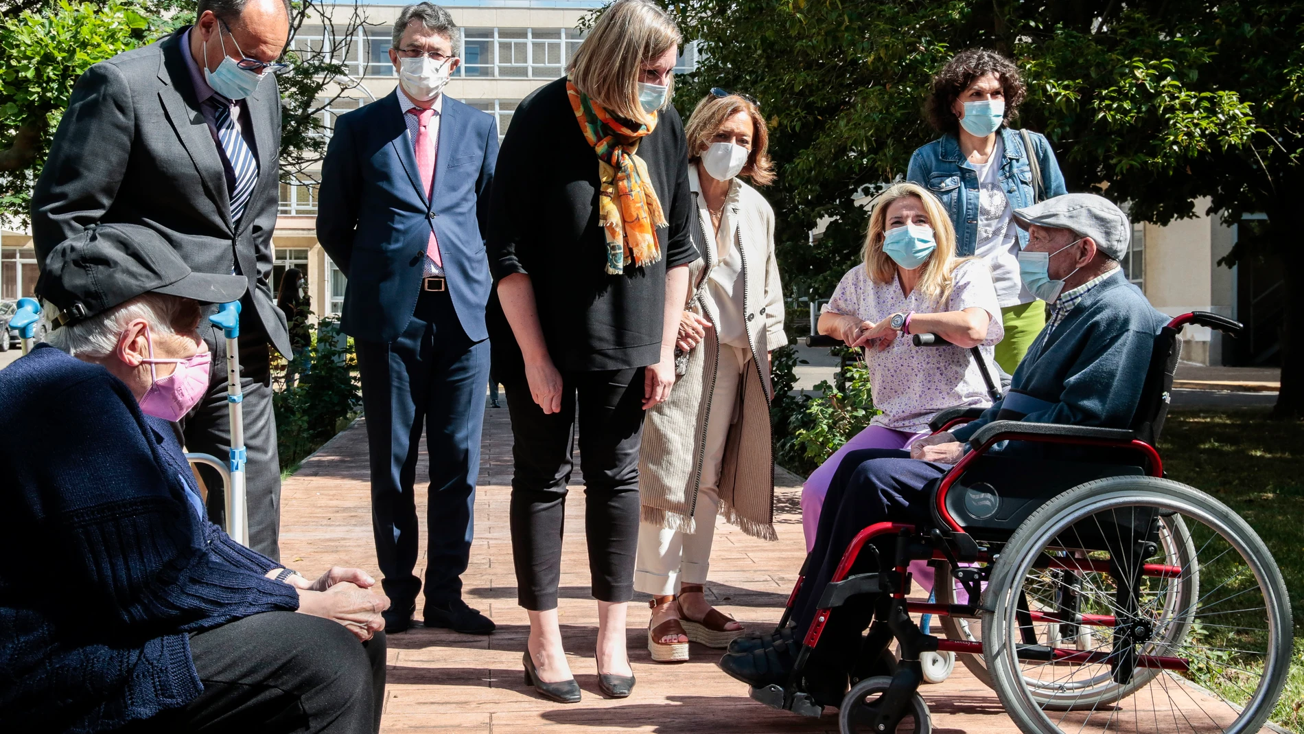 La consejera de Familia e Igualdad de Oportunidades, Isabel Blanco, visita la Residencia Mixta de Personas Mayores "Armunia"