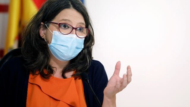 La portavoz y vicepresidenta del Gobierno valenciano, Mónica Oltra, durante la rueda de prensa tras el Pleno del Consell