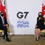 El ministro de Hacienda británico Rishi Sunak con la ministra de Finanzas canadiense Chrystia Freeland en Lancaster House durante la reunión de Ministros de Finanzas del G7 en Londres