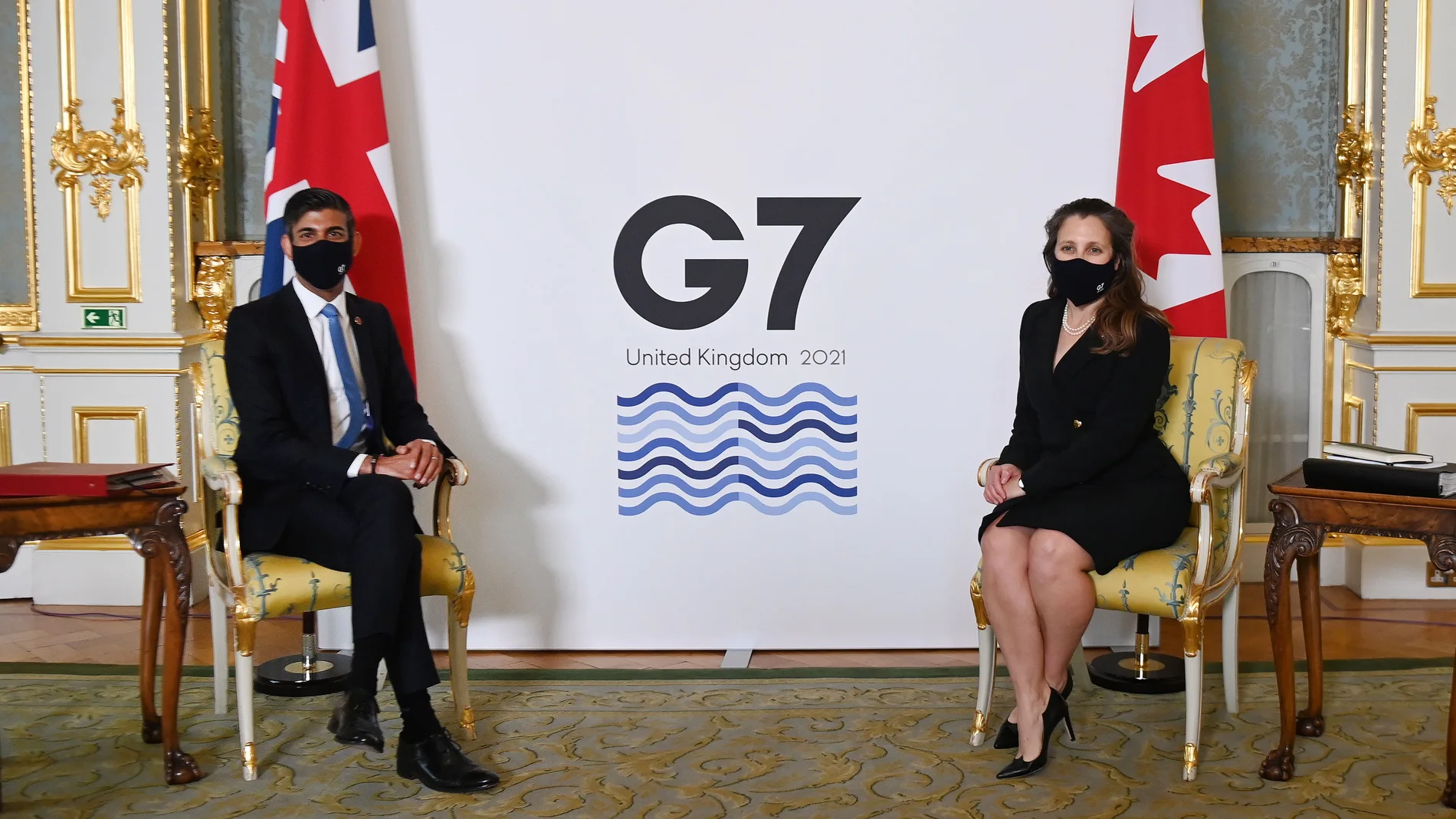 El ministro de Hacienda británico Rishi Sunak con la ministra de Finanzas canadiense Chrystia Freeland en Lancaster House durante la reunión de Ministros de Finanzas del G7 en Londres