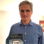 Rafael Carriegas con el libro "García", su forma de combatir el olvido y recordar el sufrimiento de los secuestros y asesinatos de la banda terrorista