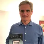 Rafael Carriegas con el libro &quot;García&quot;, su forma de combatir el olvido y recordar el sufrimiento de los secuestros y asesinatos de la banda terrorista