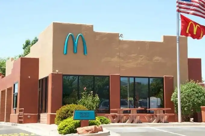 ¿Por qué este McDonald’s ha tenido que cambiar el color de su logo?