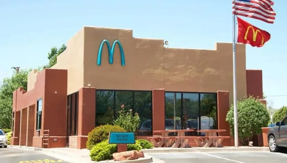 ¿Por qué este McDonald's ha tenido que cambiar el color de su logo?