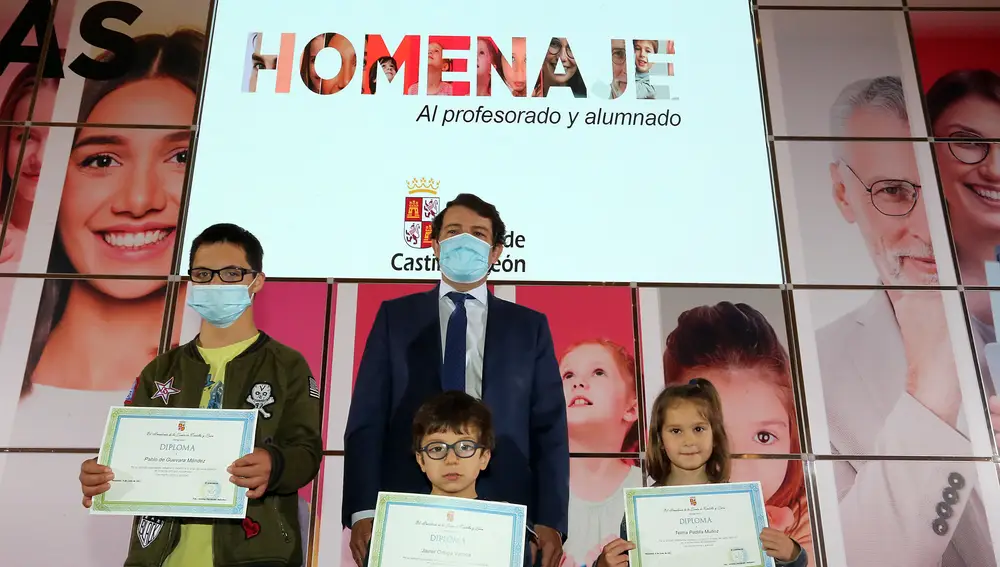 El presidente de la Junta de Castilla y León, Alfonso Fernández Mañueco, posa junto a los alumnos vallisoletanos participantes en el acto de homenaje al profesorado y alumnado de la Comunidad