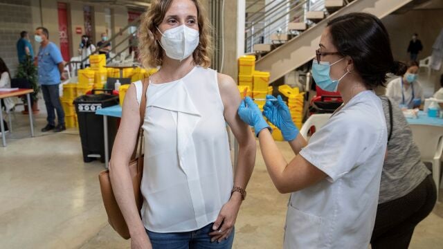 Una enfermera pone la vacuna Pfizer a una mujer este viernes en el Estadio Nueva Condomina de Murcia