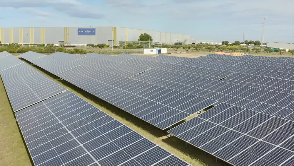 La planta de Stellantis de Zaragoza cuenta desde ahora con una planta solar fotovoltaica que cubre el 20 por cierto de la electricidad necesaria para el proceso de producción de la factoríaSTELLANTIS04/06/2021