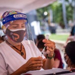 Una enfermera prepara la dosis de Sinopharm contra la covid-19 en Valencia, Venezuela