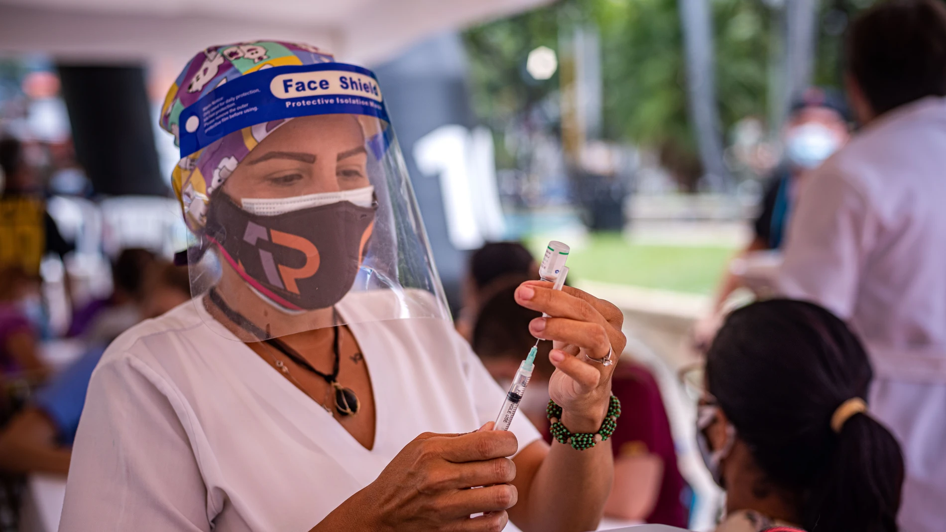 Una enfermera prepara la dosis de Sinopharm contra la covid-19 en Valencia, Venezuela