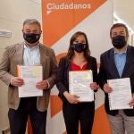 Justo Fernández y Gemma Villarroel con el diputado Miguel Gutiérrez
