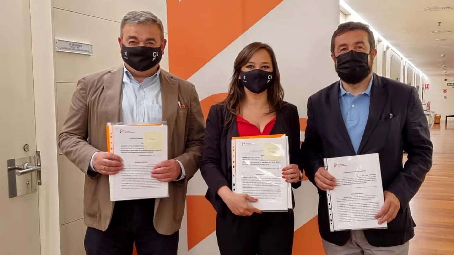 Justo Fernández y Gemma Villarroel con el diputado Miguel Gutiérrez