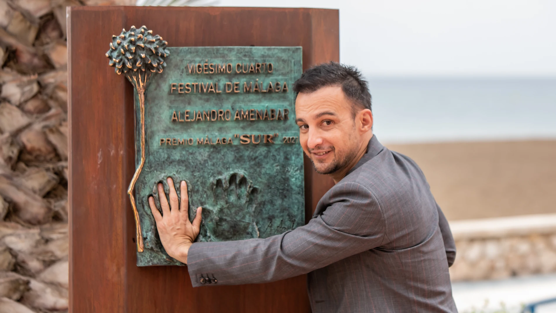 El director Alejandro Amenábar desvela su monolito en el paseo marítimo