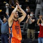 Nikola Kalinic aplaude tras ganar por 78 a 73 al Baskonia y clasificarse para las semifinales de la Liga ACB