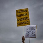 Un grupo de personas se manifiestan en la puerta del Sol de Madrid para protestar contra la subida del precio de la electricidad