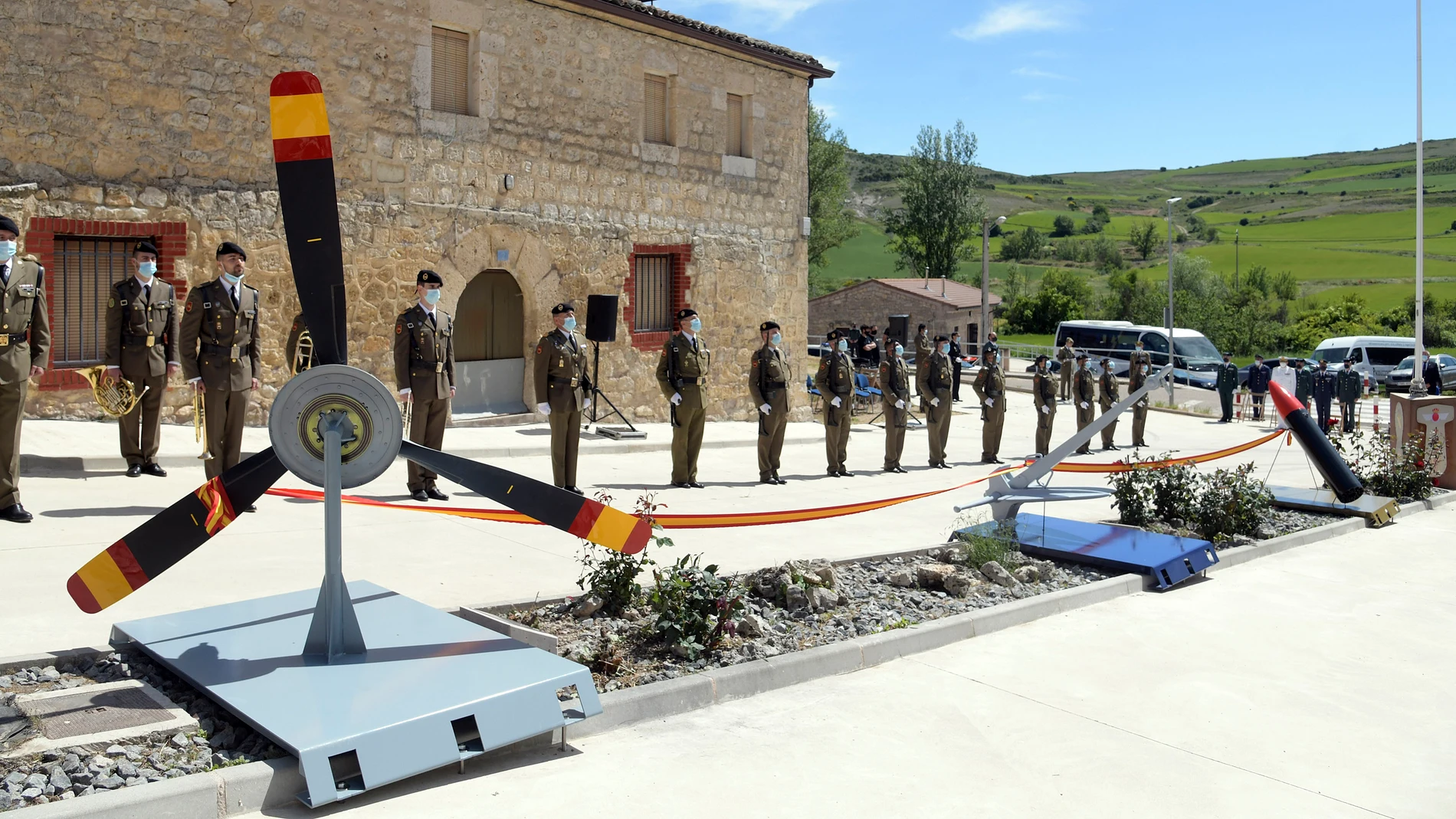 El subdelegado de Defensa en Burgos, el coronel Javier Martínez de Lagos Beitia, el consejero de la Presidencia, Ángel Ibáñez, y el alcalde de la localidad de Tamaron (Burgos), Óscar Pérez Sendino, presiden un acto en homenaje a las Fuerzas Armadas y a las Fuerzas y Cuerpos de Seguridad del Estado en dicha localidad, con la inauguraciön de un monumento en su honor