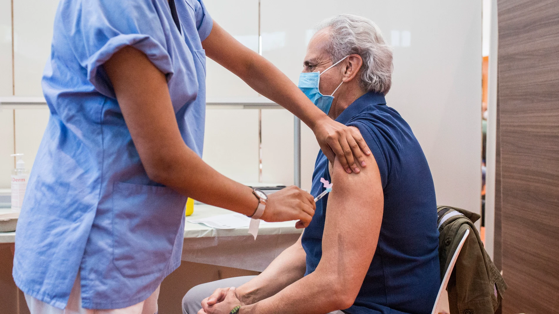 El consejero de Sanidad de la Comunidad de Madrid, Enrique Ruiz Escudero, ha recibido la vacuna contra el Covid-19 en el Hospital Puerta de Hierro, en Majadahonda.