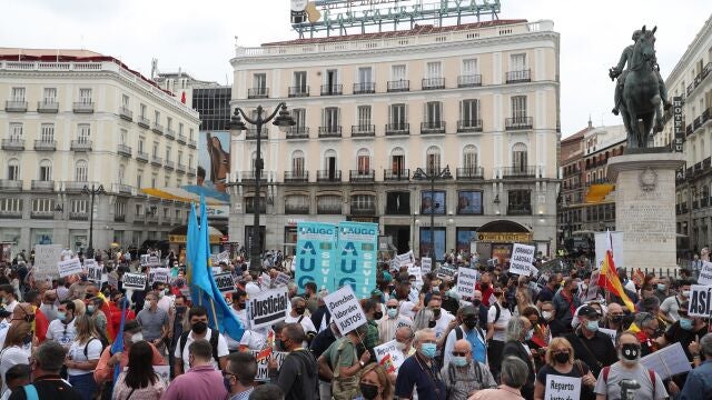 GRAF3876. MADRID, 05/06/2021.- Guardias civiles procedentes de todo el país se concentran este sábado en la Puerta el Sol de Madrid en protesta por el "retroceso" de sus derechos sociales y laborales, convocados por la Asociación Unificada de la Guardia Civil (AUGC), que prevé la asistencia de unos 3.000 agentes. EFE/ Kiko Huesca