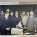 Fotografía original de Lorca, en su llegada a Buenos Aires, con Manuel Fontanals (a su derecha) y Gregorio Martínez Sierra (a su izda.)