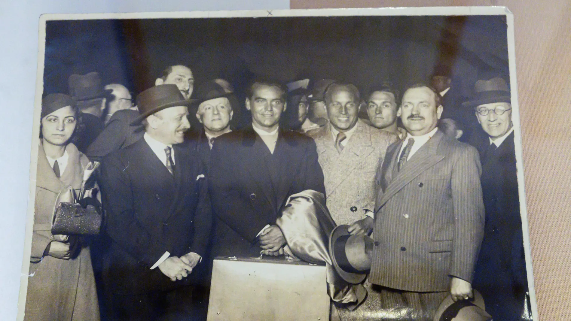 Fotografía original de Lorca, en su llegada a Buenos Aires, con Manuel Fontanals (a su derecha) y Gregorio Martínez Sierra (a su izda.)
