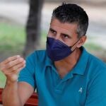 Vicente Asensio, uno de los ocho vecinos de la localidad sevillana de Gelves que recibieron este viernes, por error, una dosis multiplicada de la vacuna contra la covid "Pfizer", ha explicado cómo se produjo el error y los efectos que los médicos le han explicado que le puede provocar. EFE/José Manuel Vidal