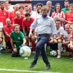 El alcalde de Madrid, José Luis Martínez-Almeida, realiza el saque de honor del partido solidario Play2Help `Un gol contra el cáncer infantil´