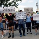 Unas decenas de personas han participado este sábado en una manifestación en Valencia en contra de la nueva tarifa eléctrica por tramos que ha puesto en marcha el Gobierno