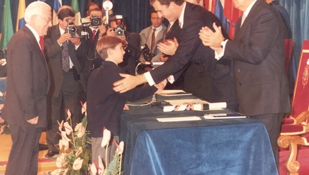 El Padre Ángel recibe de manos del entonces Príncipe Felipe el Premio de la Concordia