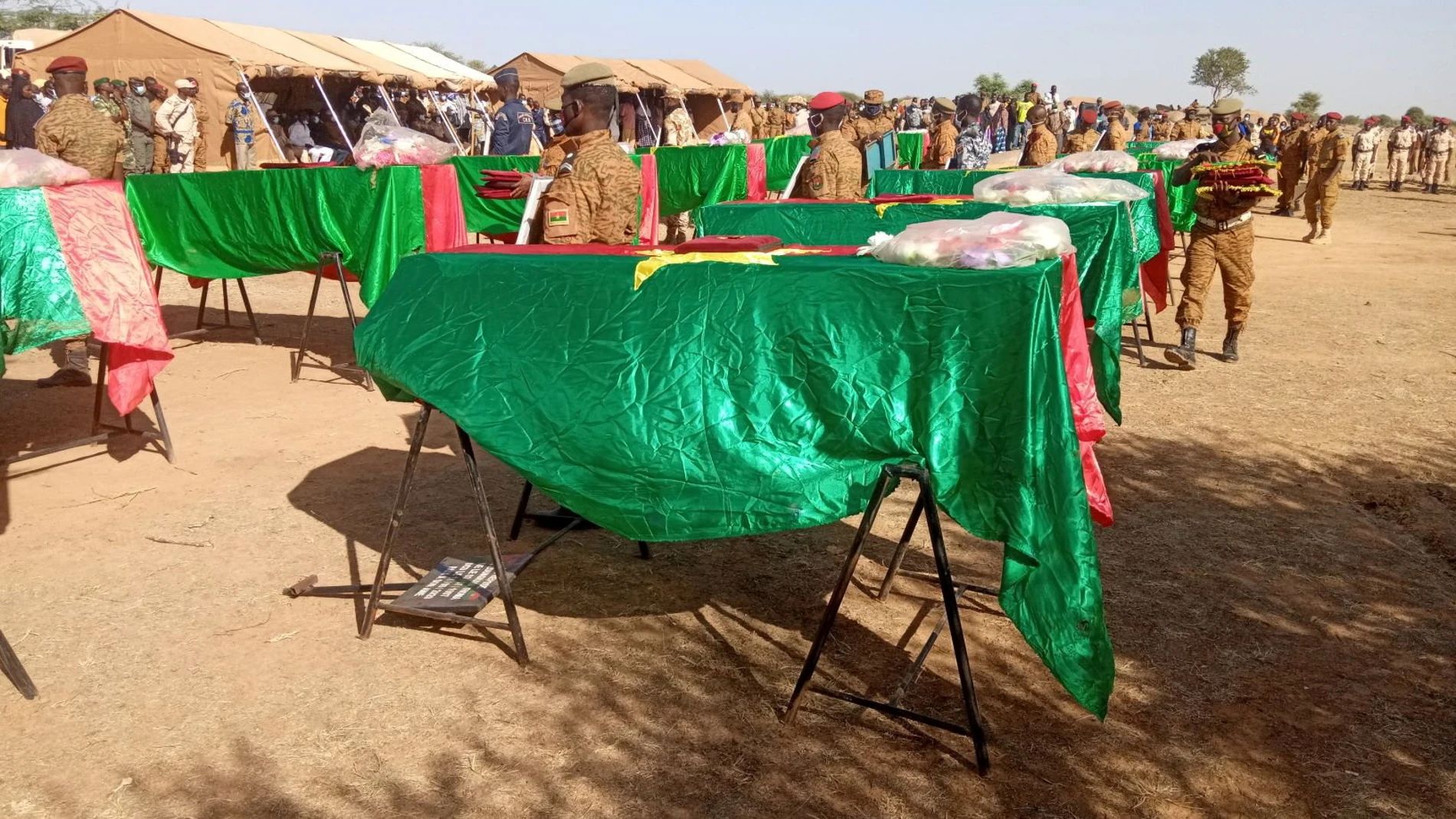 Los ataúdes de catorce soldados asesinados en Burkina Faso el pasado mes de noviembre