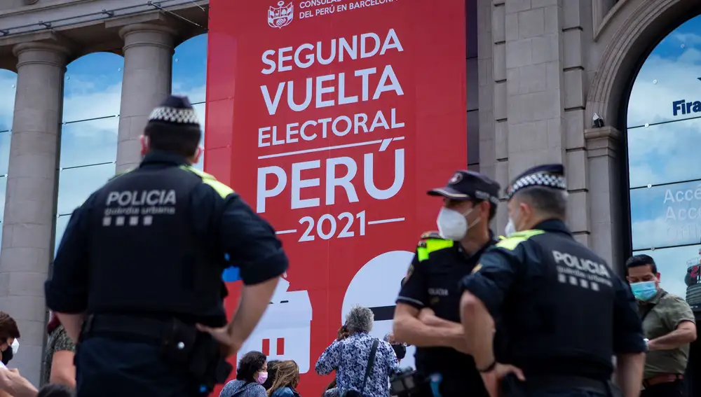 La comunidad peruana residente en Cataluña votó el domingo en el recinto ferial de Montjuic
