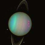 Imagen en falso color de Urano en la que se pueden observar sus bandas de nubes, que revelan cómo de inclinado está su eje de rotación.