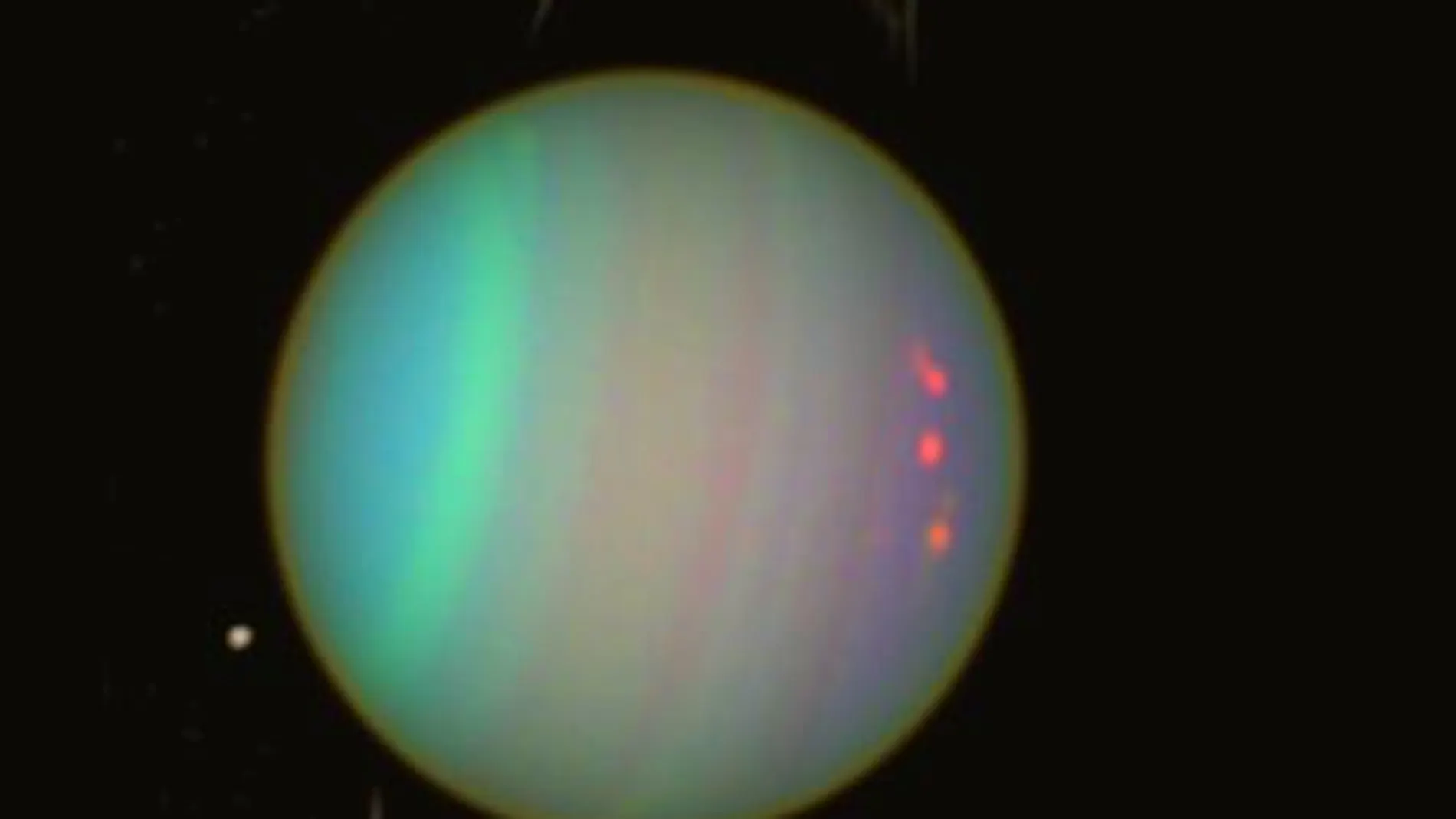 Imagen en falso color de Urano en la que se pueden observar sus bandas de nubes, que revelan cómo de inclinado está su eje de rotación.