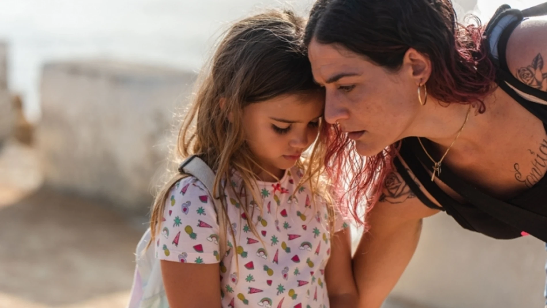 En "Ama", Tamara Casellas (derecha) es una madre que se ve forzada a recorrer las calles de Alicante con su hija