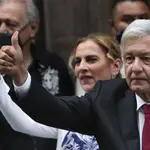 El presidente mexicano, Andrés Manuel López Obrador, es fotografiado con el dedo hacia arriba después de depositar su papeleta en las elecciones de mitad de mandato