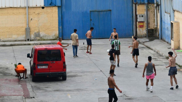 Varios menores extranjeros no acompañados juegan al fútbol en las naves del Tarajal, a 5 de junio de 2021, en Ceuta (España)