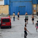 Varios menores extranjeros no acompañados juegan al fútbol en las naves del Tarajal, a 5 de junio de 2021, en Ceuta (España)