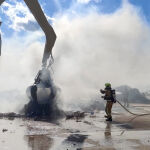 Imagen de los trabajos de extinción del incendio producido en la planta de residuos de Villena