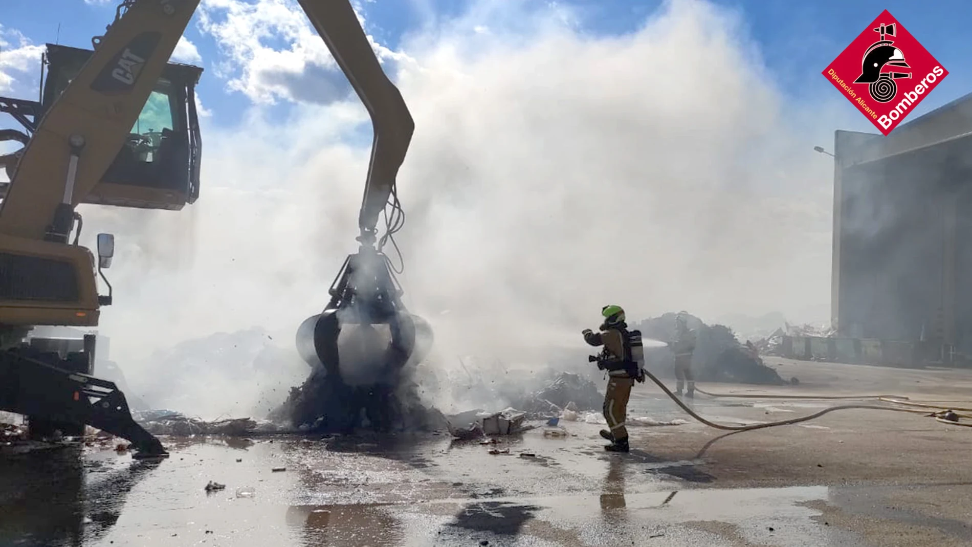 Imagen de los trabajos de extinción del incendio producido en la planta de residuos de Villena
