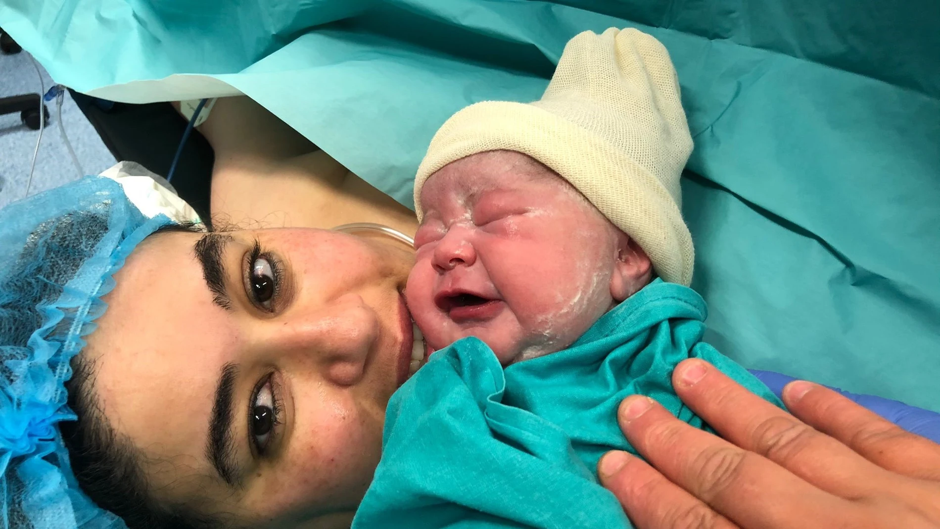 Una mujer da a luz un bebé sano tras una larga hospitalización en la UCI del Hospital comarcal de Vinaròs