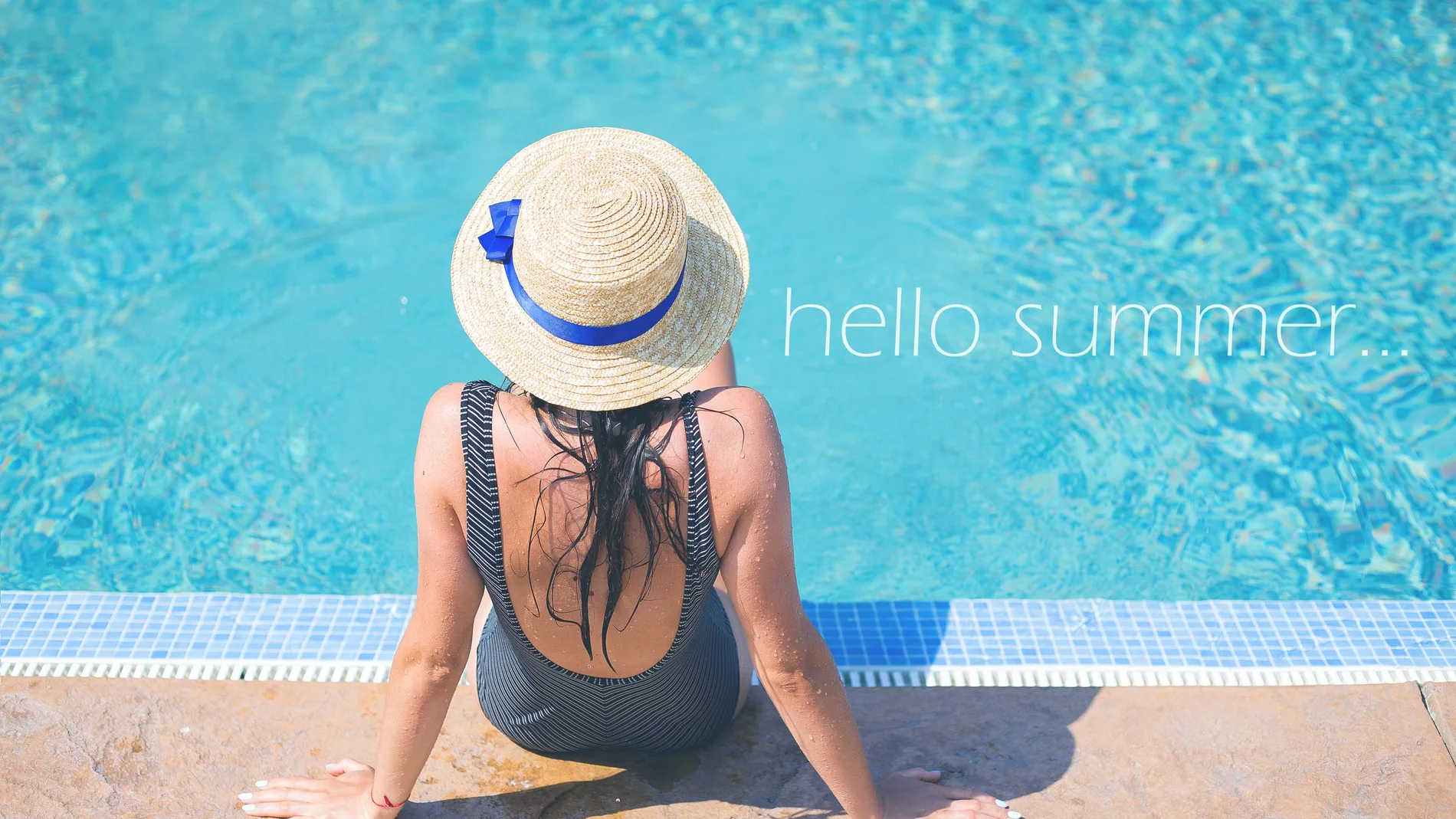 Chica en traje de baño negro cerca de un piscina-verano