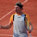 Alejandro Davidovich celebra uno de los puntos que ganó a Delbonis en los octavos de final de Roland garros