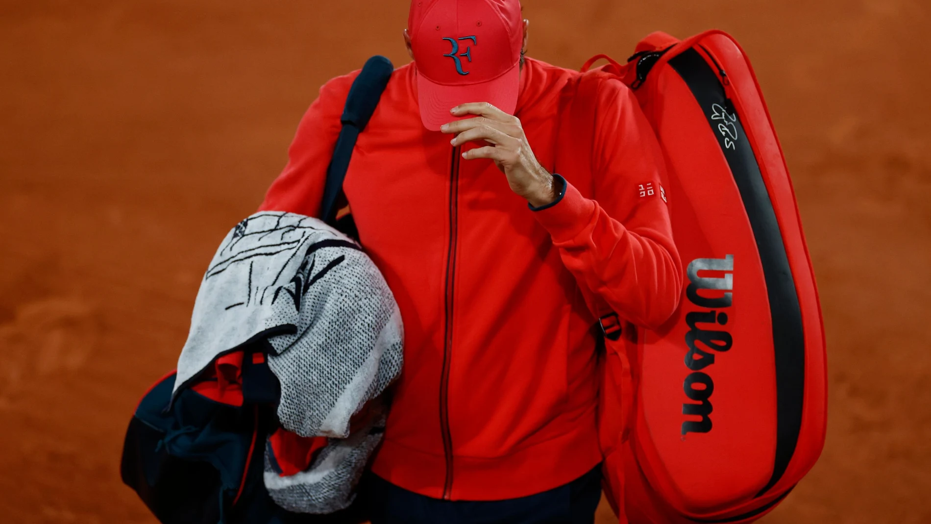 Roger Federer dice adiós a Roland Garros pese a su clasificación para octavos. No quiere forzar su cuerpo pensando en la hierba