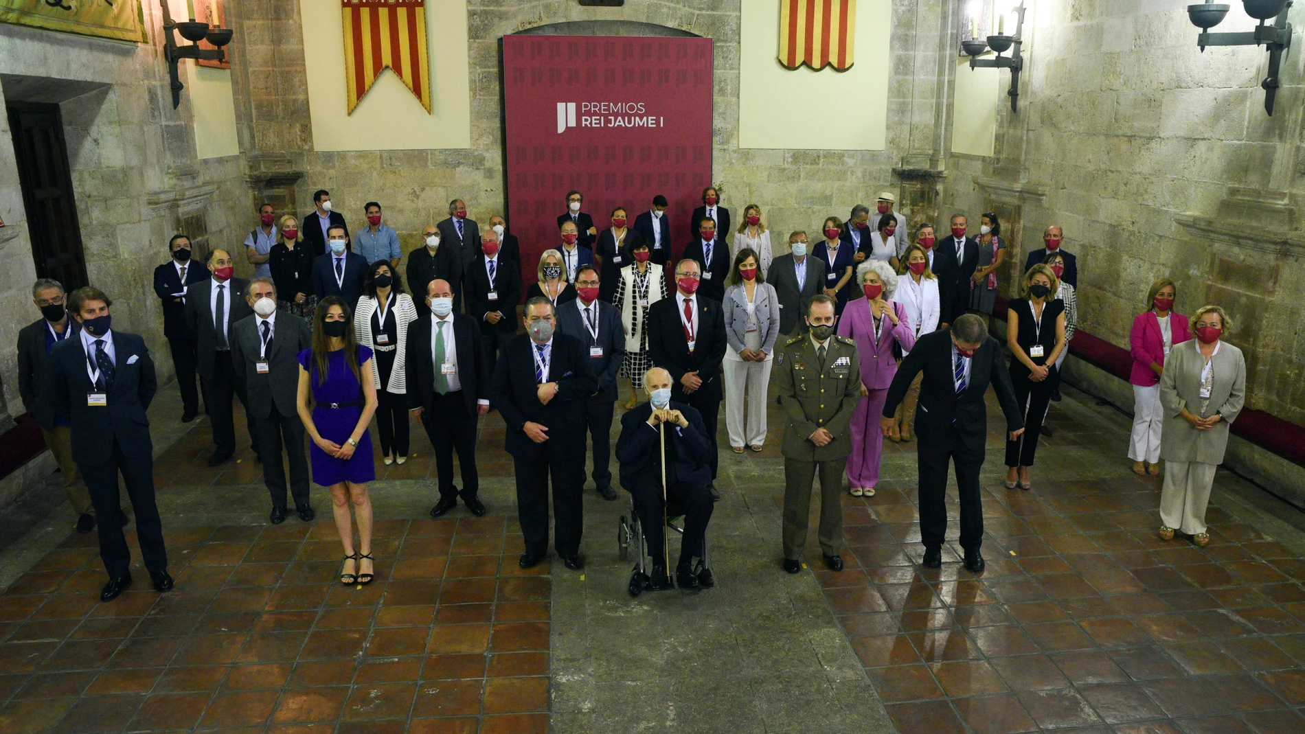 El vicepresidente la Fundación Premios Rei Jaume I, Vicente Boluda (3i) junto a otros miembros del jurado, posan el día de la deliberación de los jurados de la 33ª edición de los Premios Rei Jaime en el Antiguo Convento de Santo Domingo, a 7 de junio de 2021,en Valencia