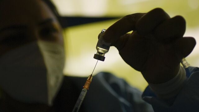 Una trabajadora sanitaria prepara una dosis de la vacuna Sinopharm contra la covid
